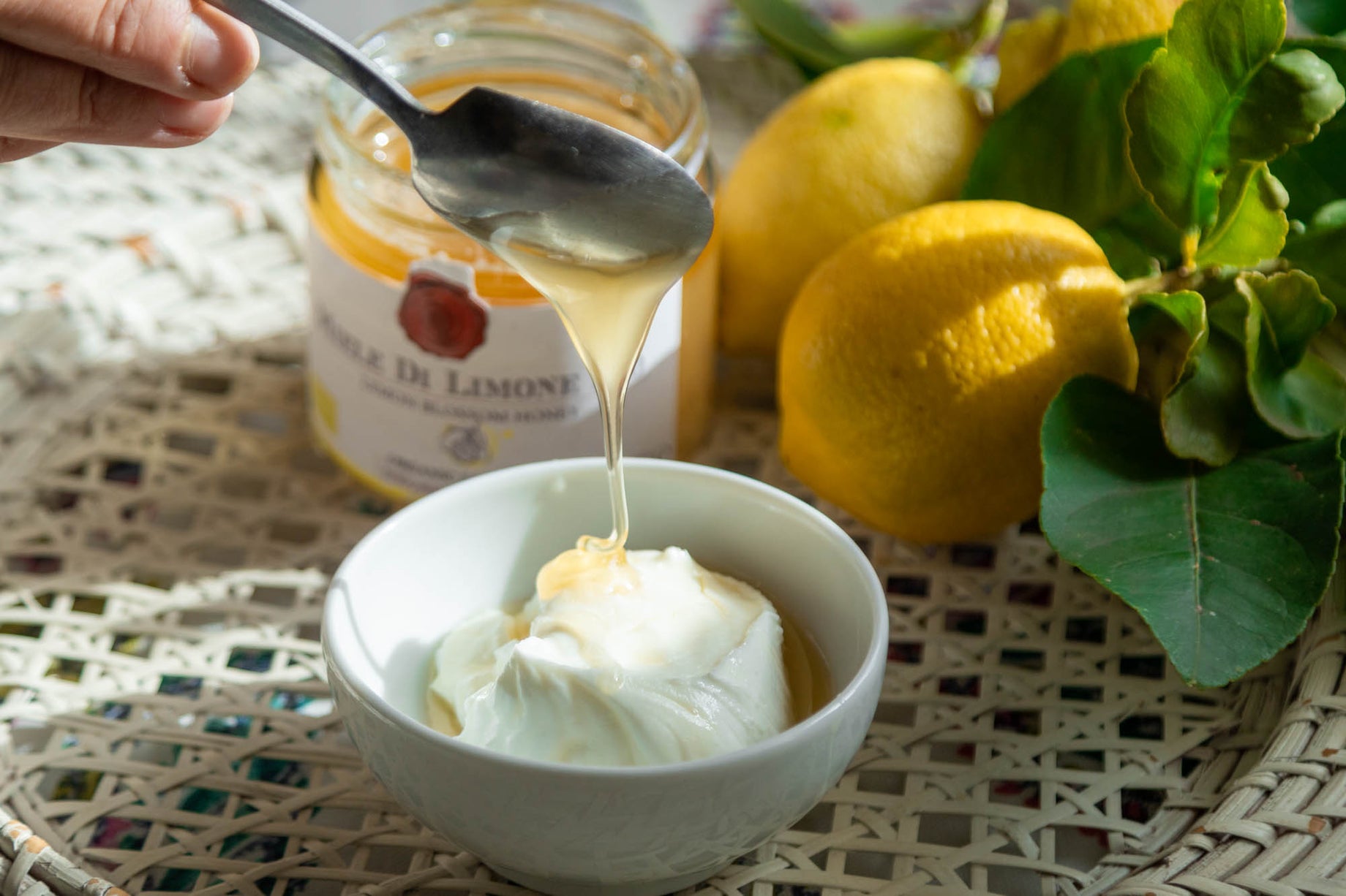 Dall'abbondanza della natura alla tua cucina: Esplora la versatilità del miele di limone biologico