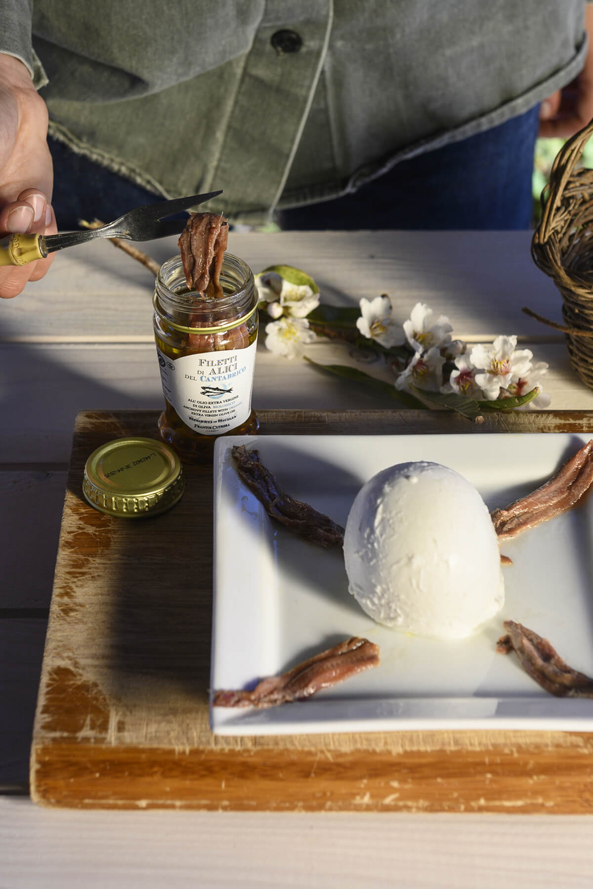 filetti di alici con mozzarella Frantoi Cutrera