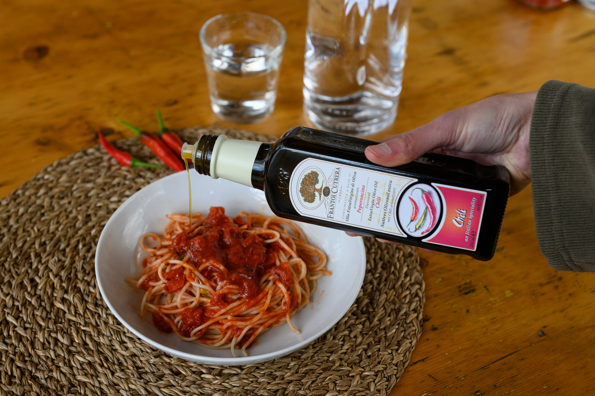 Extra virgin olive oil flavored with chilli pepper