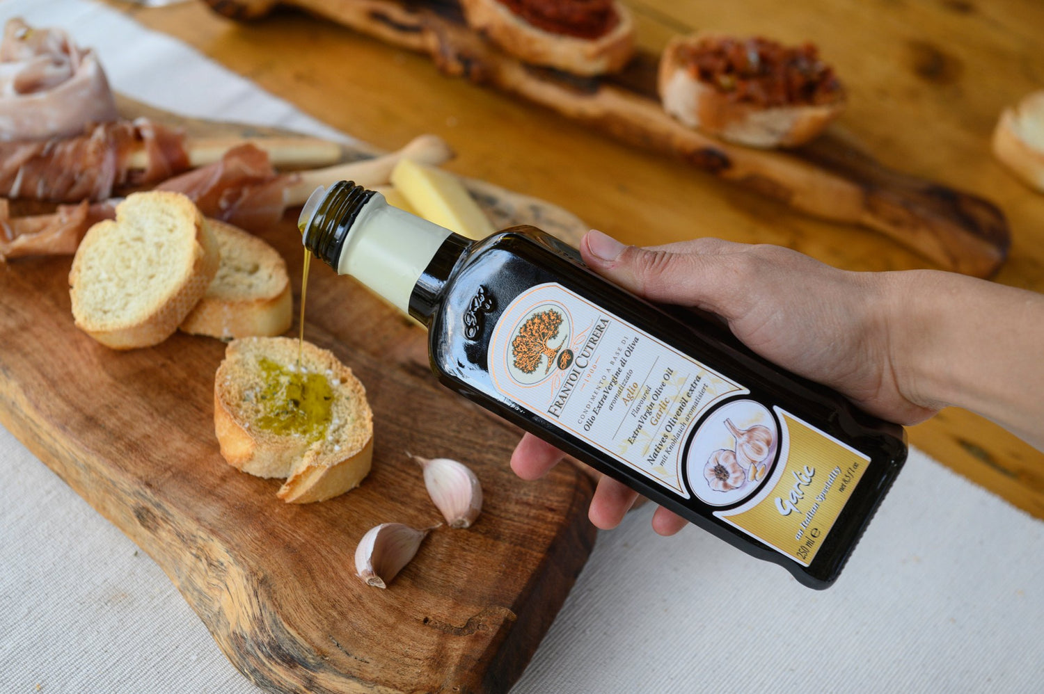 Vinaigrette à base d'huile d'olive extra vierge à 98% aromatisée à l'ail